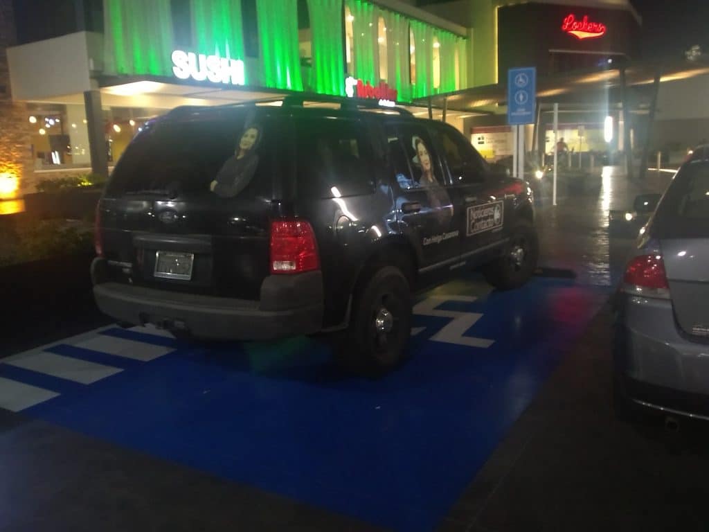 Funcionaria de Mexicali se estaciona en azul