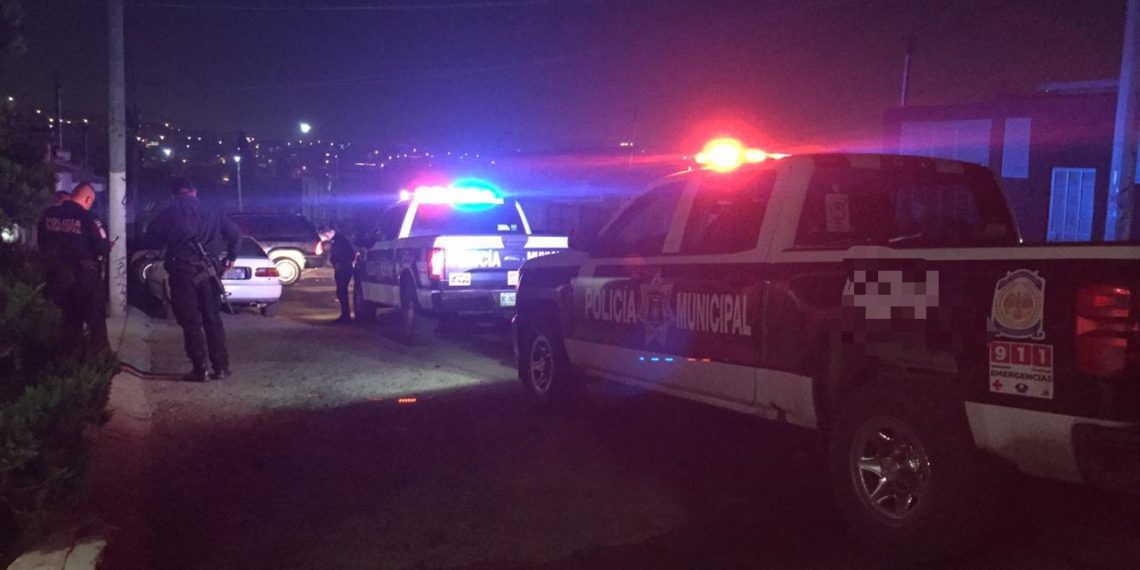 Lo balean en la entrada de su casa