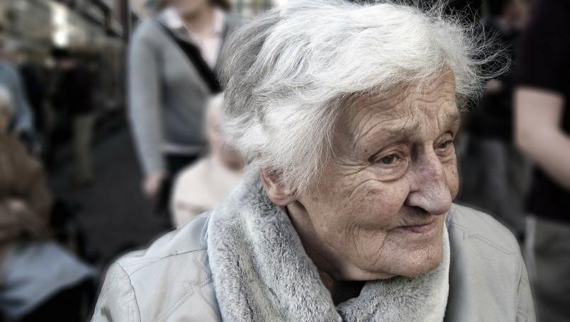 Abuelita se anuncia para pasar Navidad con una familia y le llueven críticas