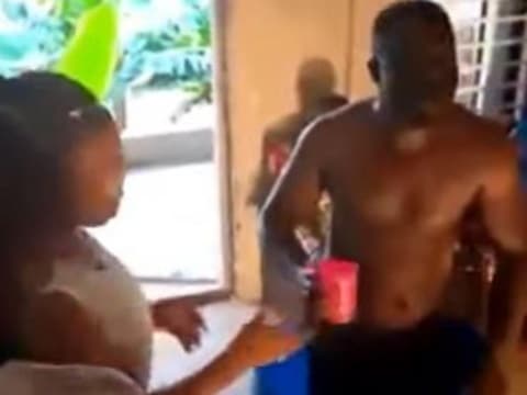 Fieles beben agua con la que se bañó su pastor