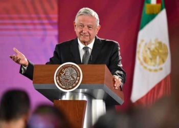 López Obrador pide no linchar a embajador que se robó un libro