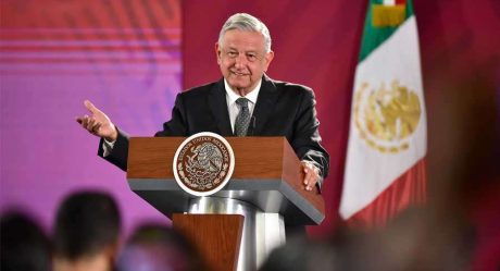 López Obrador pide no linchar a embajador que se robó un libro
