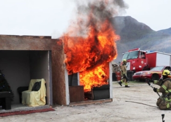 En 20 segundos arde por completo un árbol navideño