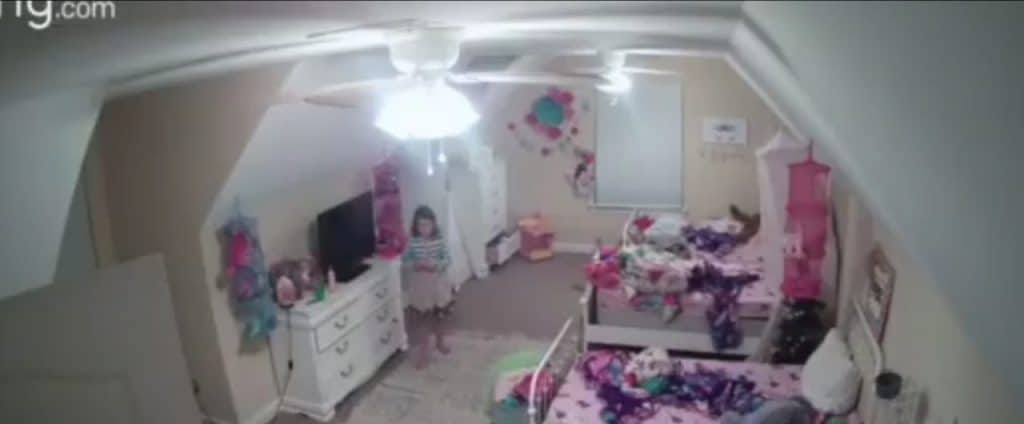 Sujeto hackea cámara de seguridad de habitación de niña