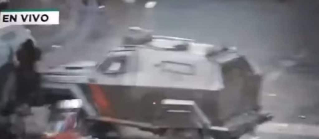 Joven queda prensado entre dos tanques de la Policía