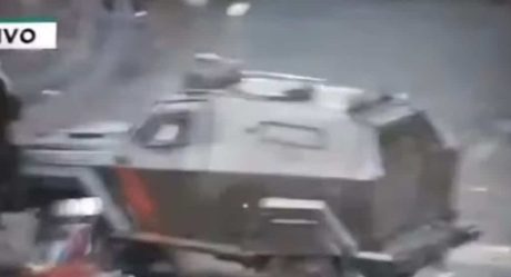 Joven queda prensado entre dos tanques de la Policía