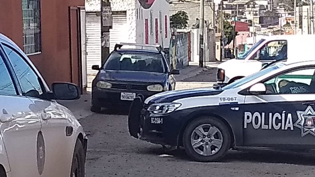 Encuentran un cadáver al interior de un auto