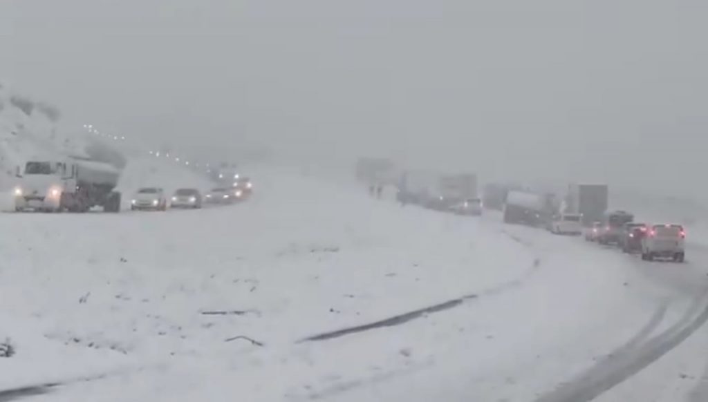 Tormenta invernal causa varios cierres en autopistas del Sur de California
