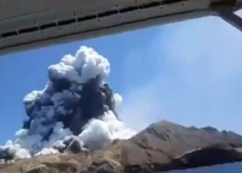 Erupción de volcán en Nueva Zelanda deja cinco muertos