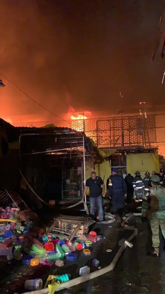 Feroz incendio en mercado de La Merced