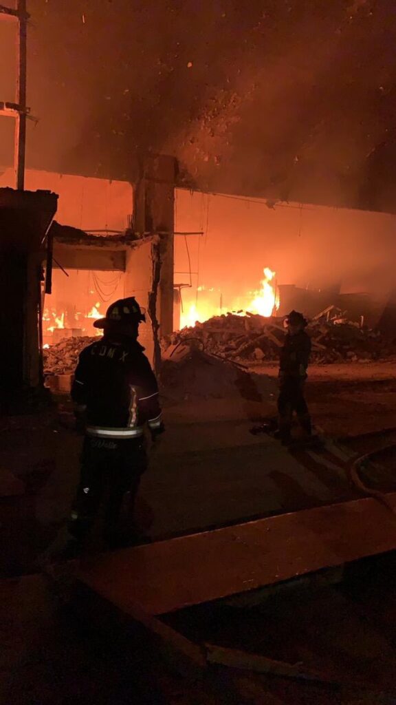 Feroz incendio en mercado de La Merced