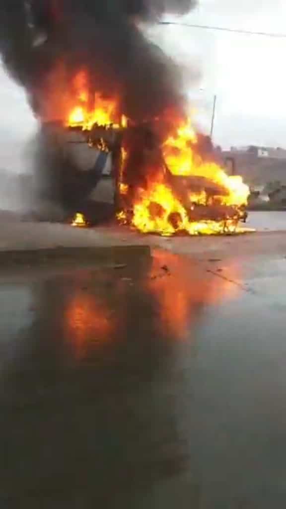 Calafia blanco y azul se incendia en pleno bulevar