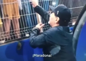 Indigna la agresiva reacción de Maradona contra niños mexicanos