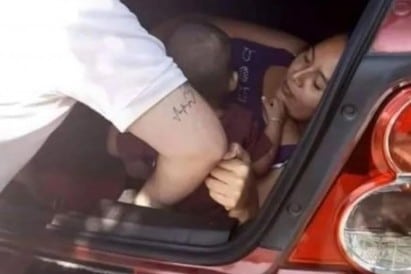 Mujer se esconde en cajuela del uber de su esposo para espiarlo