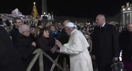 Papa Francisco se disculpa por manotear a mujer