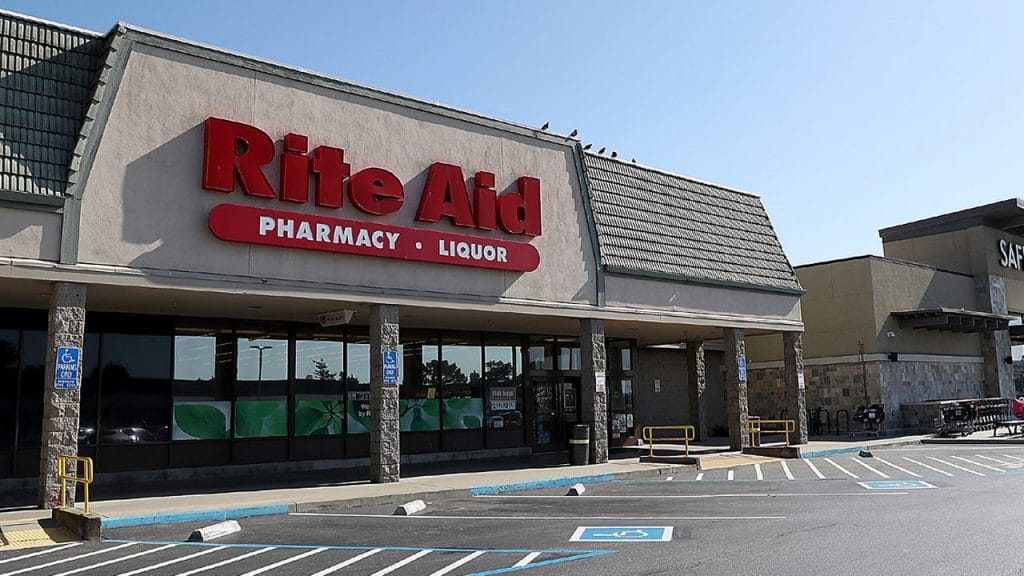 Hombre con cuchillos crea pánico en Rite-Aid; oficiales lo matan