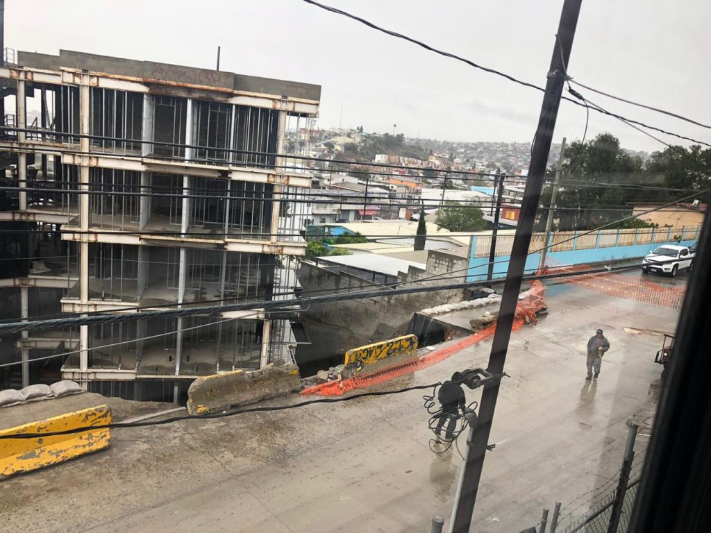 Edificio a punto de caer por deslave en Tijuana