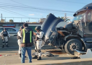 Tractocamión pega a dos vehículos, uno de la Guardia Nacional