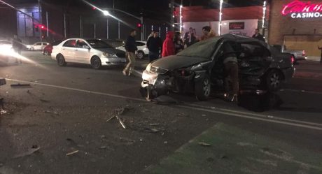 Pareja fallece en accidente y mujer les roba sus pertenencias