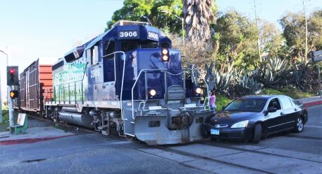 Estudiante choca con locomotora en Tijuana