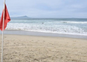 Familia se va a la playa y menor muere ahogado