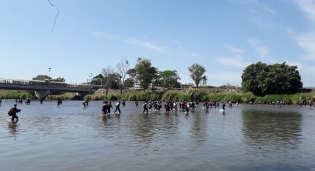 Ingresa caravana migrante a México por el río Suchiate