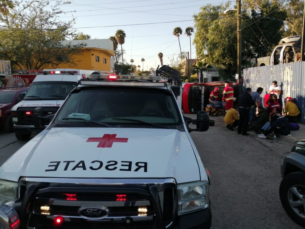 Choque con taxi rojo y negro deja varios lesionados