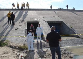 Hallan cadáver en compuertas de desagüe del canal