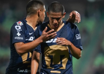 Jugador de Pumas mete la mano y expulsan a otro