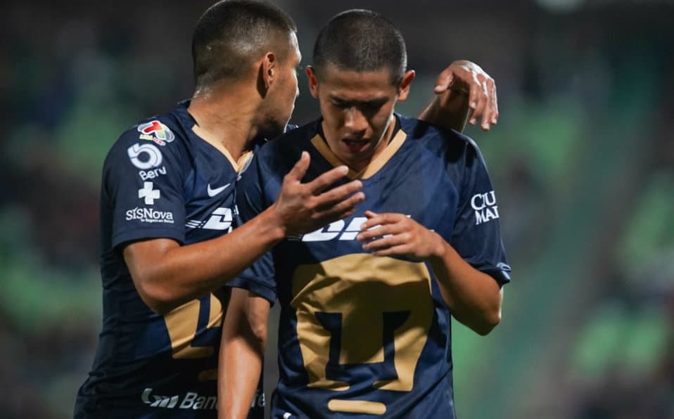 Jugador de Pumas mete la mano y expulsan a otro