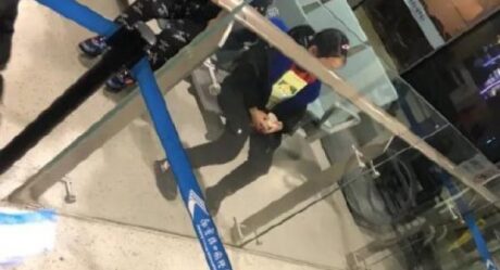 Pareja deja a sus hijos en aeropuerto al presentar síntomas de coronavirus