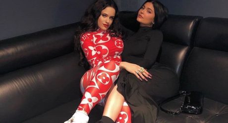 Se comprometen Kylie Jenner y Rosalía