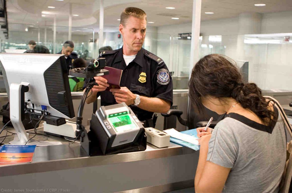 Si vas a EEUU con visa y te quedas, será más fácil que te detecten