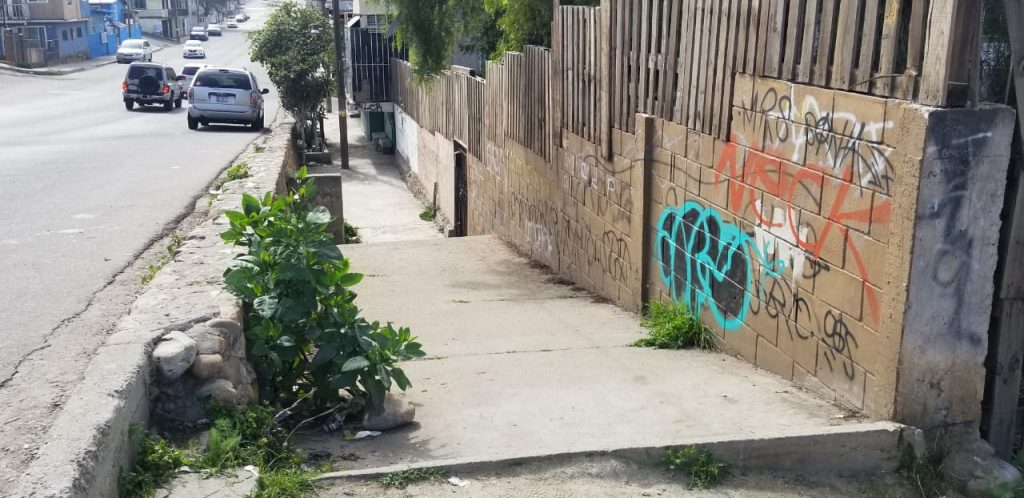 Dejan cabeza humana cerca de una tienda