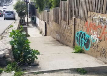 Dejan cabeza humana cerca de una tienda