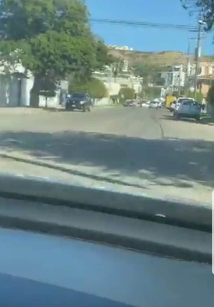 Roban auto y vecinos de Playas inician persecución para recuperarlo