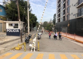 Padres acuden a escuelas a sacar a sus hijos en Zona Río