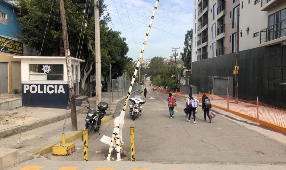 Padres acuden a escuelas a sacar a sus hijos en Zona Río