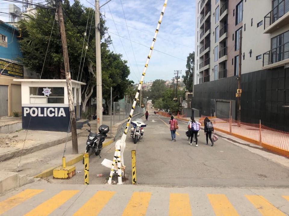 Padres acuden a escuelas a sacar a sus hijos en Zona Río