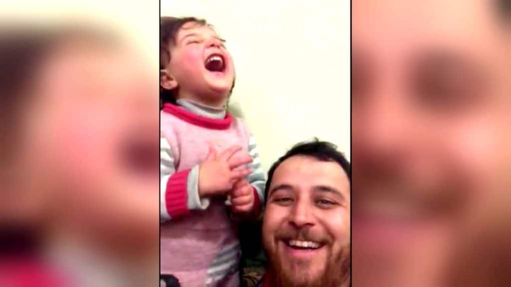 Niña que reía con las bombas en Siria es salvada de la guerra