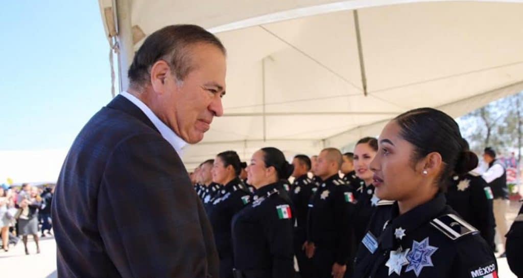 Arturo González felicita a cadetes graduados de la Academia de Seguridad