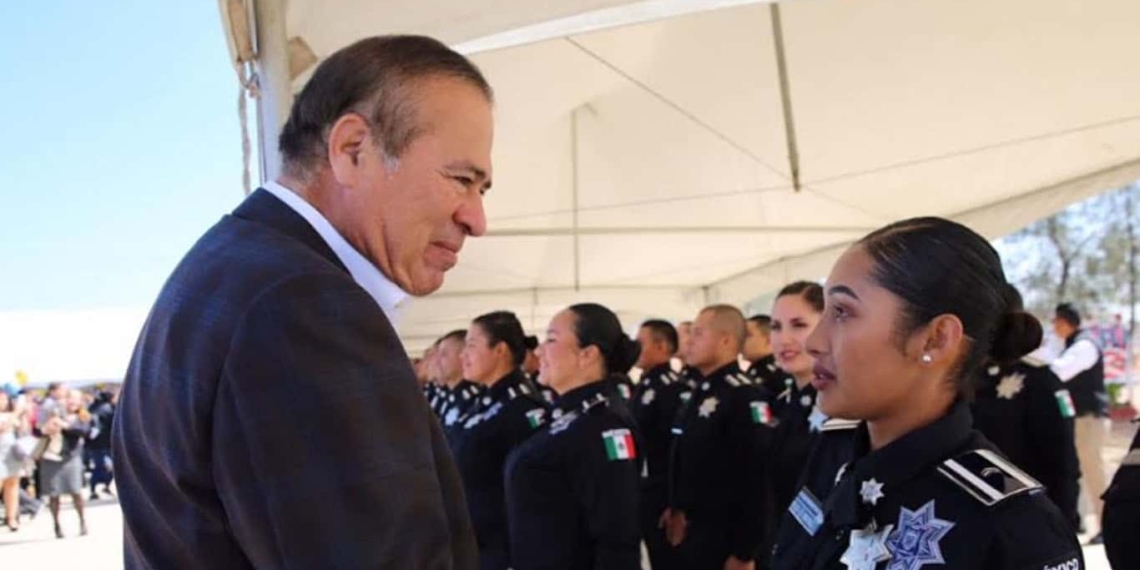 Arturo González felicita a cadetes graduados de la Academia de Seguridad