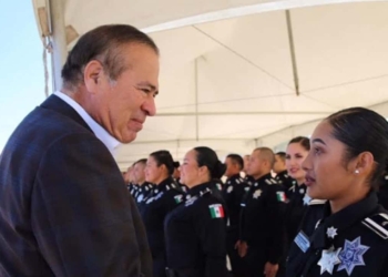 Arturo González felicita a cadetes graduados de la Academia de Seguridad