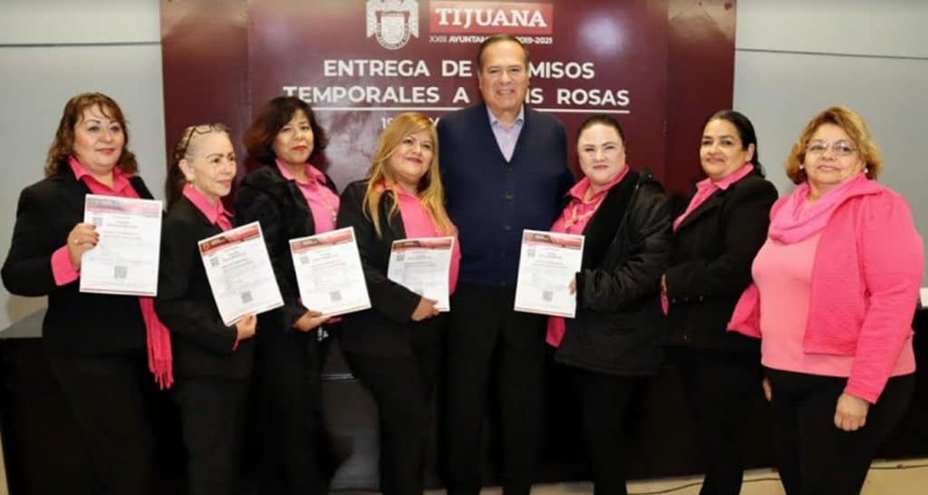Arturo González entrega quince permisos provisionales de Taxis Rosas