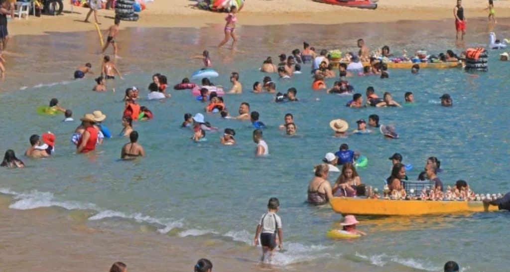 Mexicanos ignoran cuarentena y van a las playas de Acapulco