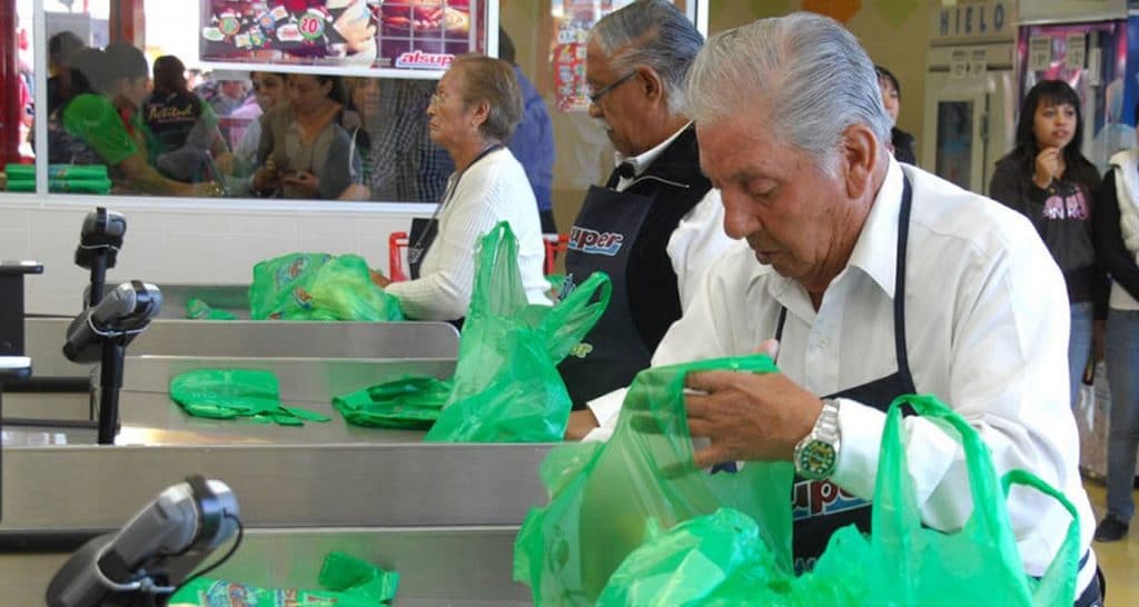 Darán mil pesos semanales a adultos mayores empacadores del súper