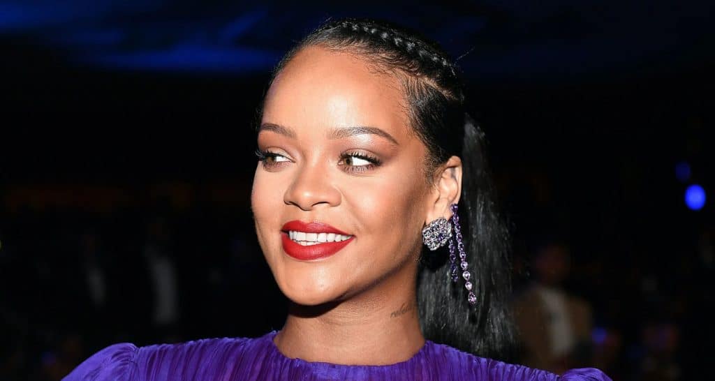 Rihanna dona 5 mdd para combatir coronavirus