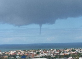 Captan impresionante tromba marina en Playas de Tijuana