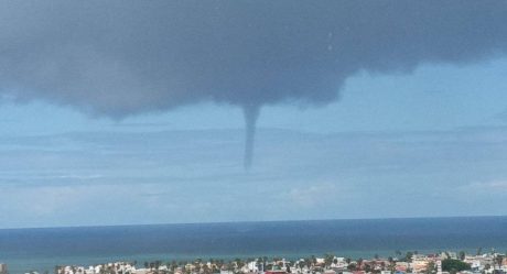 Captan impresionante tromba marina en Playas de Tijuana