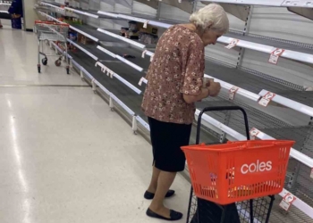 Captan a abuelita llorando en supermercado vacío